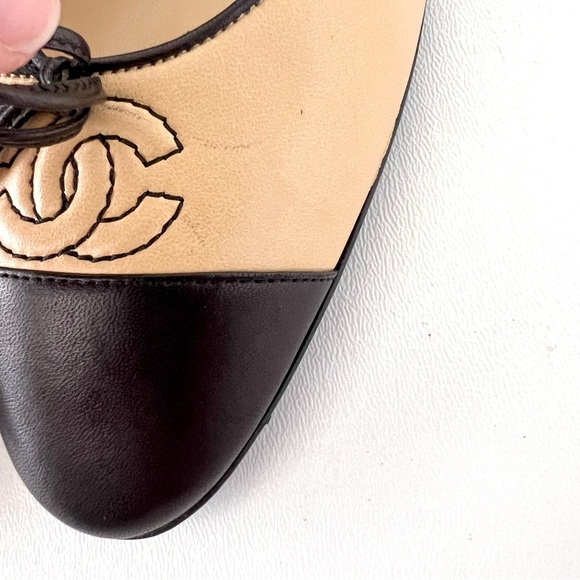 New CHANEL | Beige and Black Cap Toe Pumps Interlocking CC Logo with Bow EU 38.5 - Picture 15 of 16